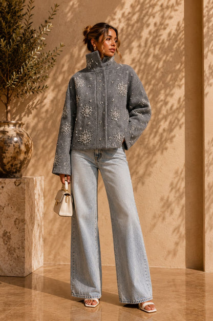 chaqueta gris con pedrería