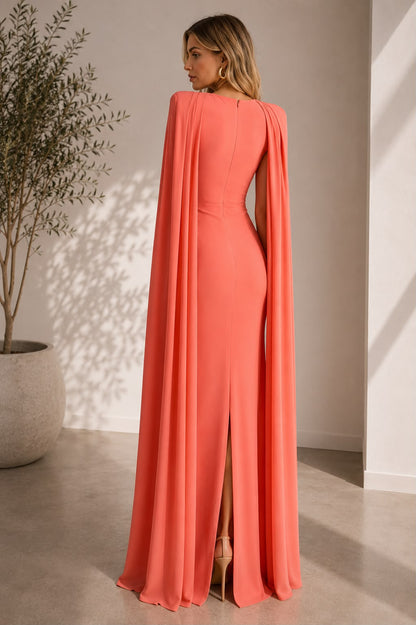 Vestido Largo con Capa y Hombros Estructurados