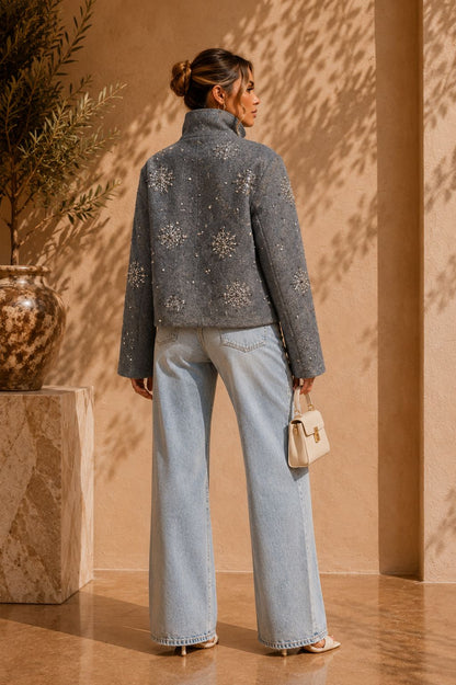 chaqueta gris con pedrería